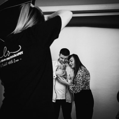 Lauren Shaw photographing a family during 1:1 newborn training with Fru Jonas